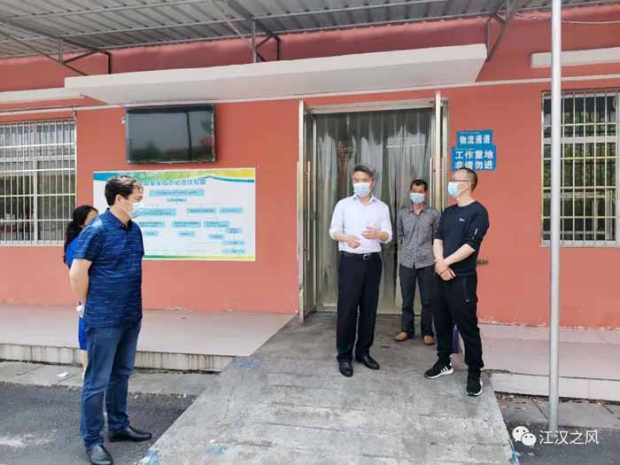 市教育局黨組書記、局長陳華一行蒞臨江漢中學指導高三復學工作